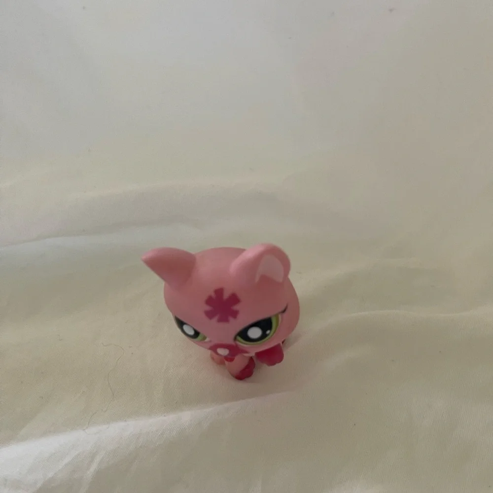 Littlest Pet Shop LPS #1846 KITTY CAT Licking Paw Hasbro Olive Green Eyes Flower